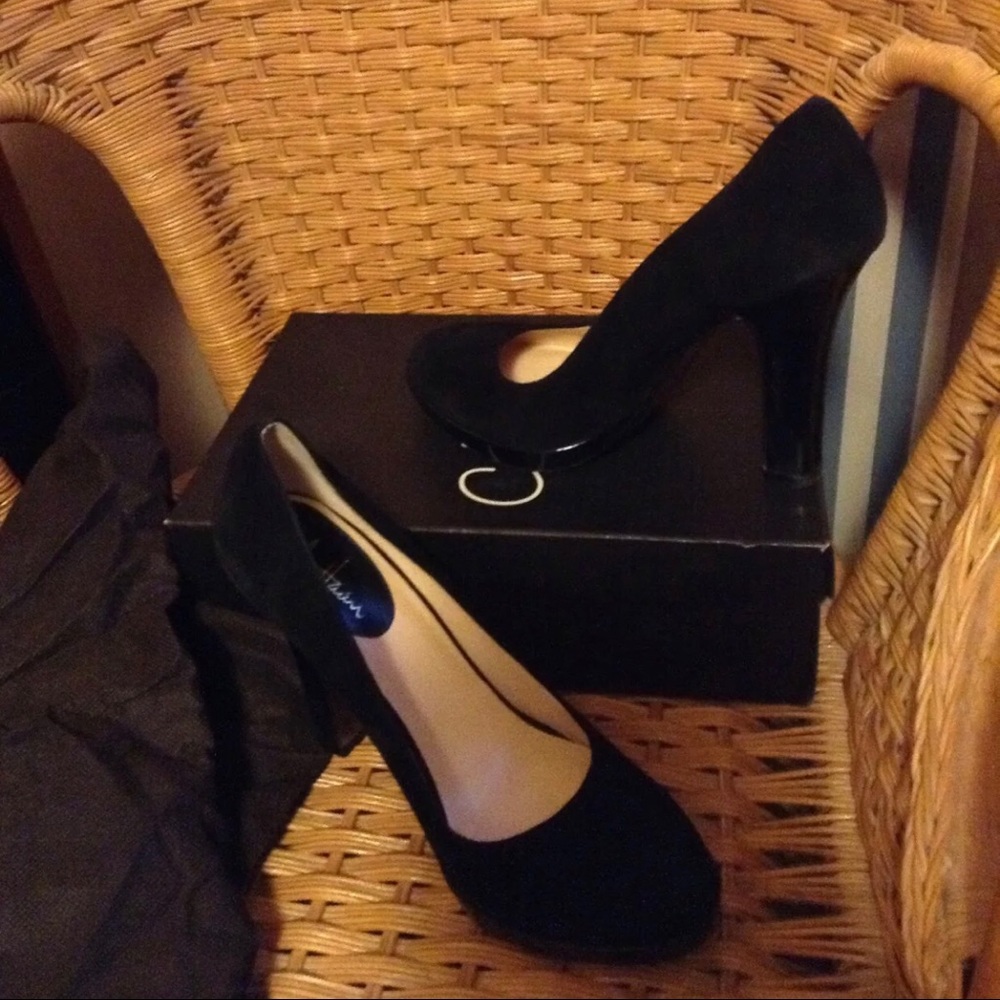 Pre-Owned- Cole Haan Suede Pumps